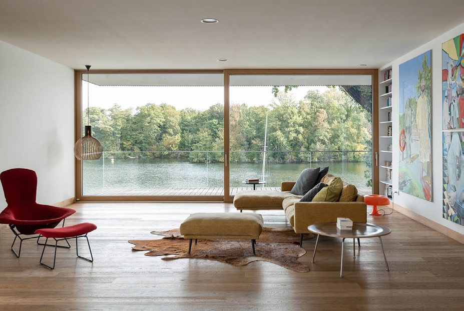 Helles Wohnzimmer mit Seeblick