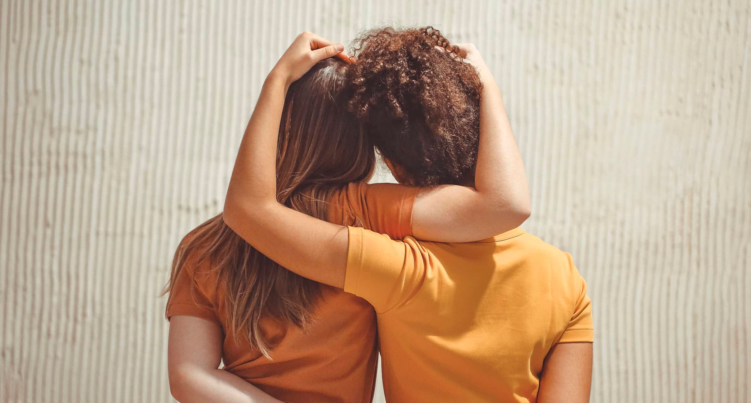 Zwei Frauen halten sich im Arm – Begleitung bei Krebs